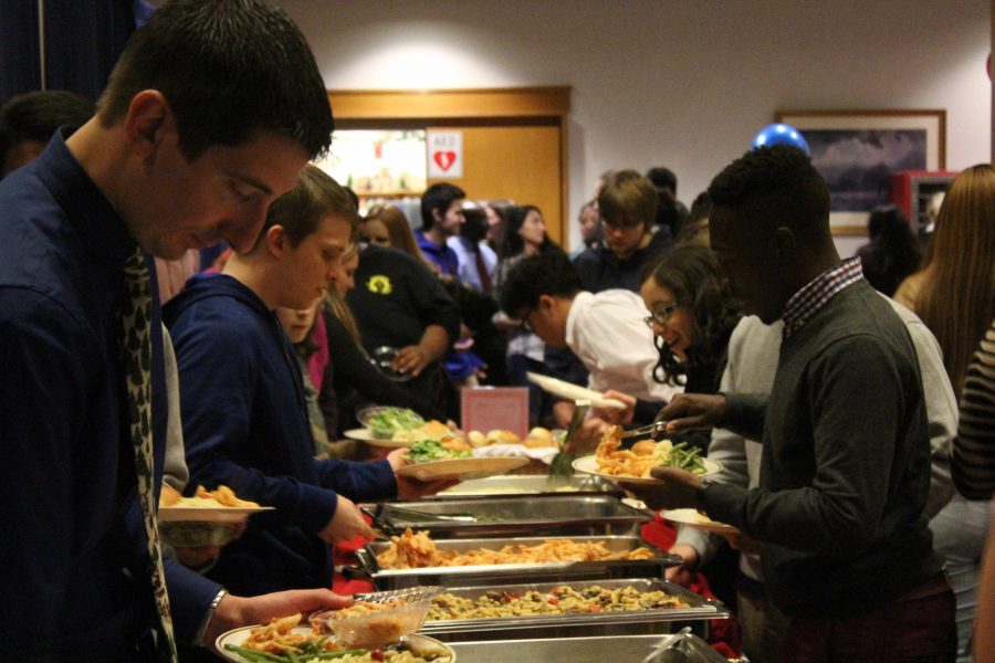 Students and members of the college community serve themselves buffet-style.