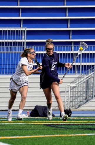 Annie Richards makes a move to get past the defender.