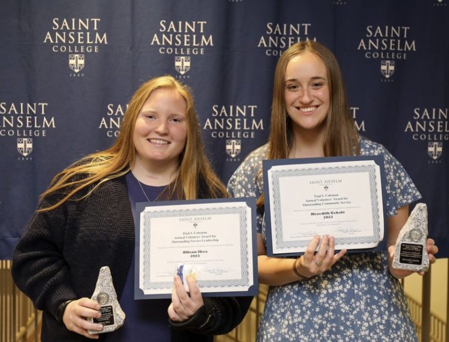 Ally+Shea+and+Meredith+Gebski+win+Senior+Coleman+Awards+leadership+and+service.+%28Courtesy+%2F+%40saintanselmcollege%29