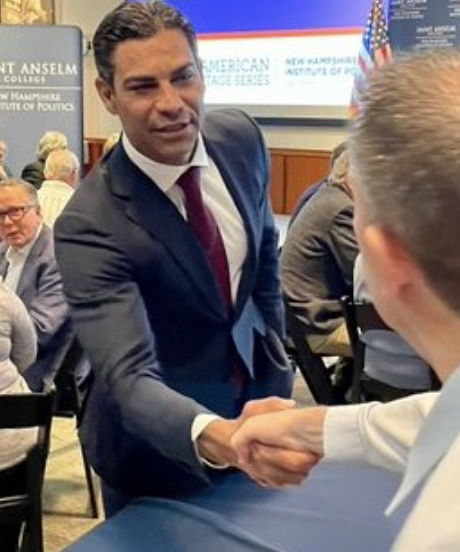 Mayor Suarez meets with New Hampshire voters as rumors swirl about 2024 run. (Courtesy / Adam Sexton-Wmur) 
